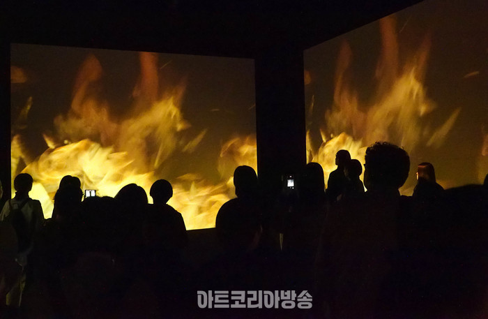 우고 론디노네 국내 최대 규모 개인전 '번 투 샤인'(BURN TO SHINE) 중 영상 '번 투'샤인'(burn to shine)  2024.04.08 사진 ⓒ아트코리아방송 이용선 기자​