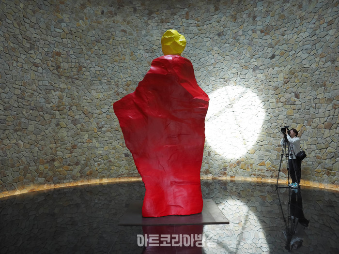 우고 론디노네 개인전 '노란색과 빨간색 수도승'(yellow red monk) 2021 painred bronze 400x213x140.8cm. 2024.04.08 사진 ⓒ아트코리아방송 이용선 기자​