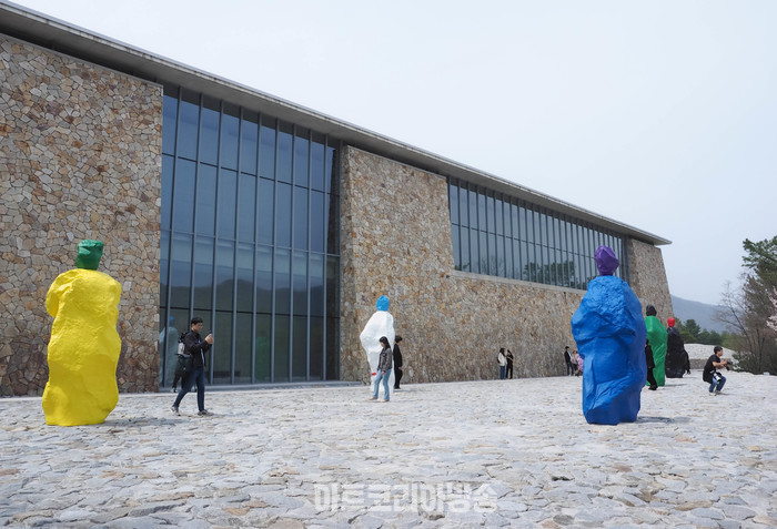 우고 론디노네 개인전. 야외 스톤가든에는 6점의 수녀와 수도승이 정원의 자연석과 어우러져 선사시대의 거대한 돌기둥을 연상시킨다. 2024.04.08 사진 ⓒ아트코리아방송 이용선 기자​