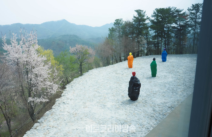 우고 론디노네 개인전. 야외 스톤가든에는 6점의 수녀와 수도승이 정원의 자연석과 어우러져 선사시대의 거대한 돌기둥을 연상시킨다. 2024.04.08 사진 ⓒ아트코리아방송 이용선 기자​