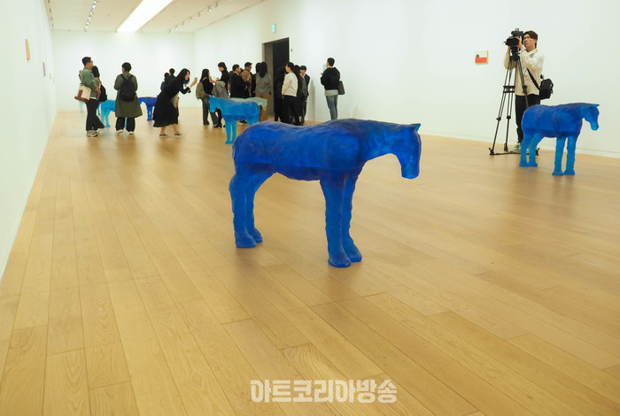 우고 론디노네 개인전 '보퍼트해'(beaufort sea) 2023 blue glass 87x99x32cm. 2024.04.08 사진 ⓒ아트코리아방송 이용선 기자​