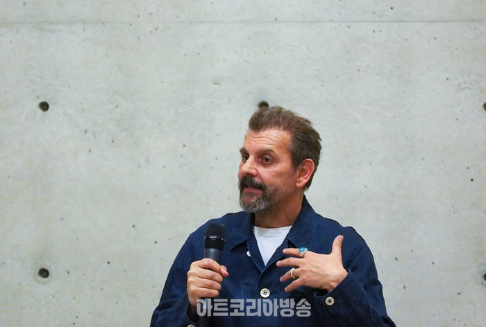 스위스 태생 현대미술가 우고 론디노네. 2024.04.08 사진 ⓒ아트코리아방송 이용선 기자​