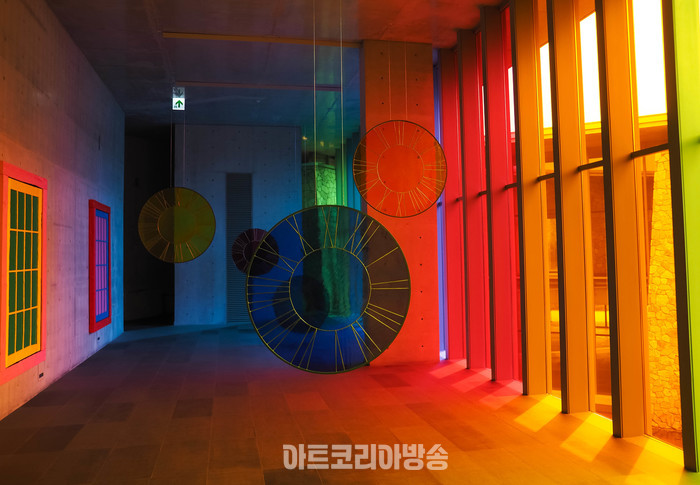 뮤지엄 산 내부(다섯 빛깔 유리 시계가 콘크리트 건물 천장에 대롱대롱 매달려 있다) 2024.04.08 사진 ⓒ아트코리아방송 이용선 기자​