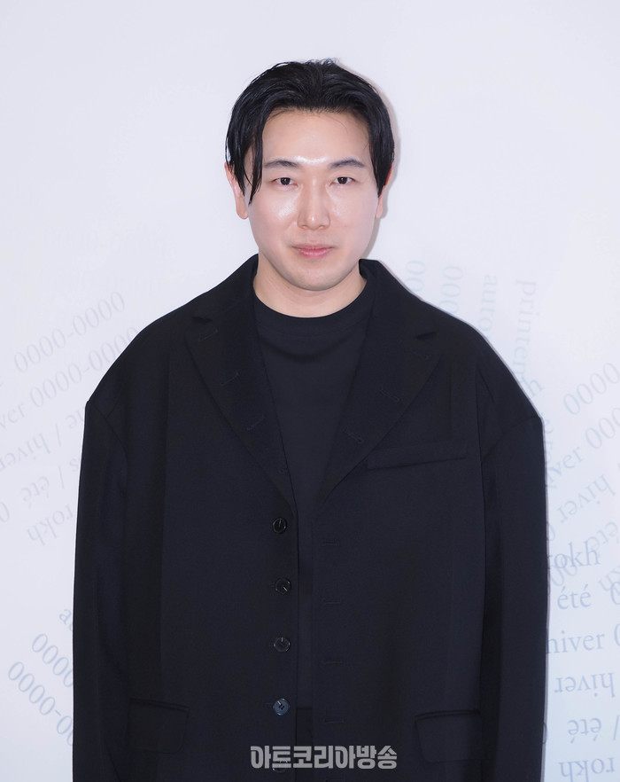 Rokh H&M 컬렉션 포토월 행사에서 크리에이티브 디렉터 황록과 H&M 크리에이티브 어드바이저이자 여성복 디자인 책임자 앤-소피 요한슨이 포토타임을 가지고 있다.  2024.04.12 사진 ⓒ아트코리아방송 이용선 기자​