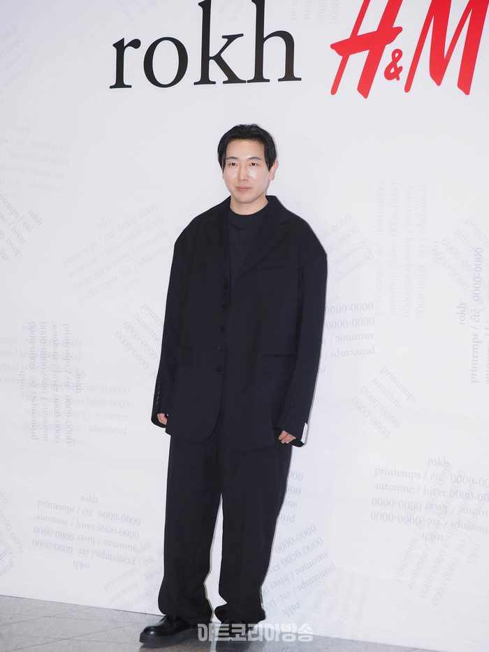 Rokh H&M 컬렉션 포토월 행사에서 크리에이티브 디렉터 황록과 H&M 크리에이티브 어드바이저이자 여성복 디자인 책임자 앤-소피 요한슨이 포토타임을 가지고 있다.  2024.04.12 사진 ⓒ아트코리아방송 이용선 기자​