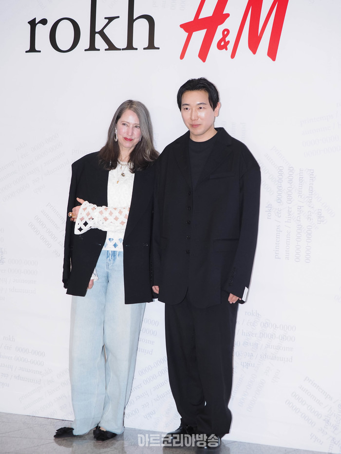 Rokh H&M 컬렉션 포토월 행사에서 크리에이티브 디렉터 황록과 H&M 크리에이티브 어드바이저이자 여성복 디자인 책임자 앤-소피 요한슨이 포토타임을 가지고 있다.  2024.04.12 사진 ⓒ아트코리아방송 이용선 기자​