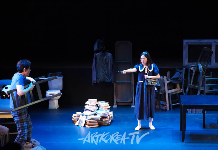 연극 '실종법칙' 프레스콜(민우 역 이형훈, 유영 역 노수산나) 2024.04.16 사진 ⓒ아트코리아방송 이용선 기자​