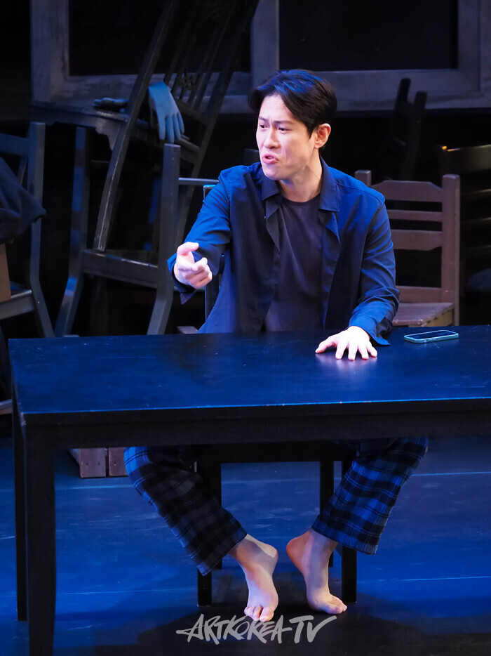 연극 '실종법칙' 프레스콜(민우 역 이형훈) 2024.04.16 사진 ⓒ아트코리아방송 이용선 기자​