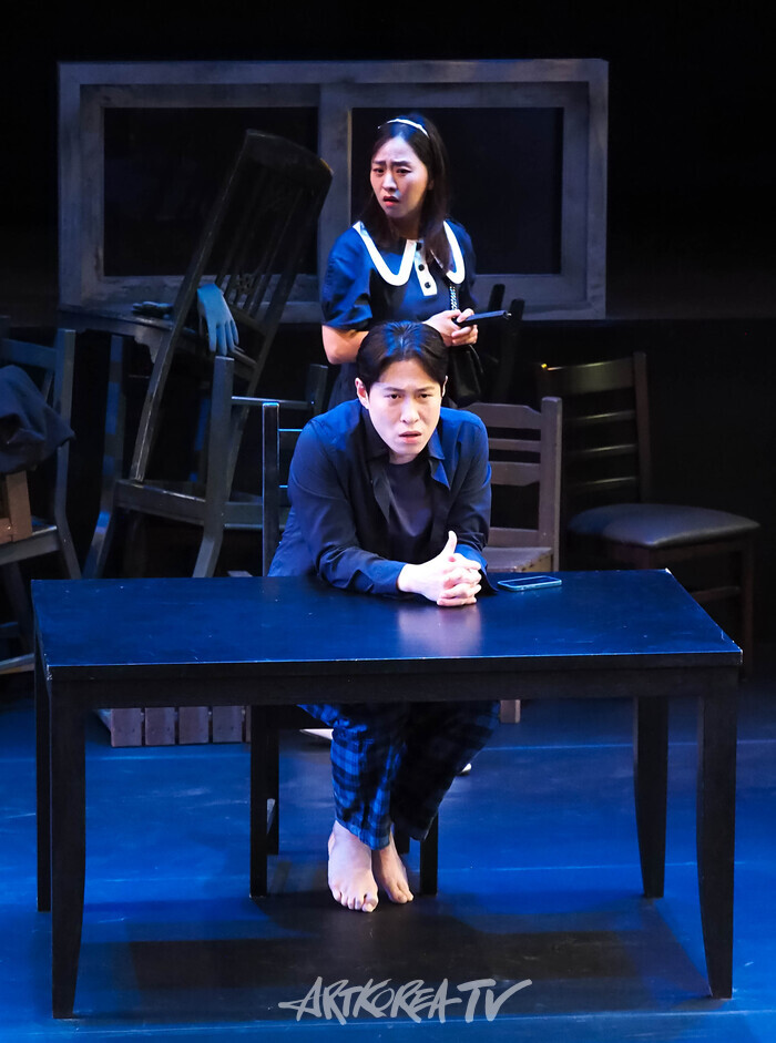 연극 '실종법칙' 프레스콜(민우 역 이형훈, 유영 역 노수산나) 2024.04.16 사진 ⓒ아트코리아방송 이용선 기자​