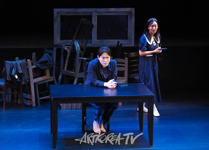 연극 '실종법칙' 프레스콜(민우 역 이형훈, 유영 역 노수산나) 2024.04.16 사진 ⓒ아트코리아방송 이용선 기자​