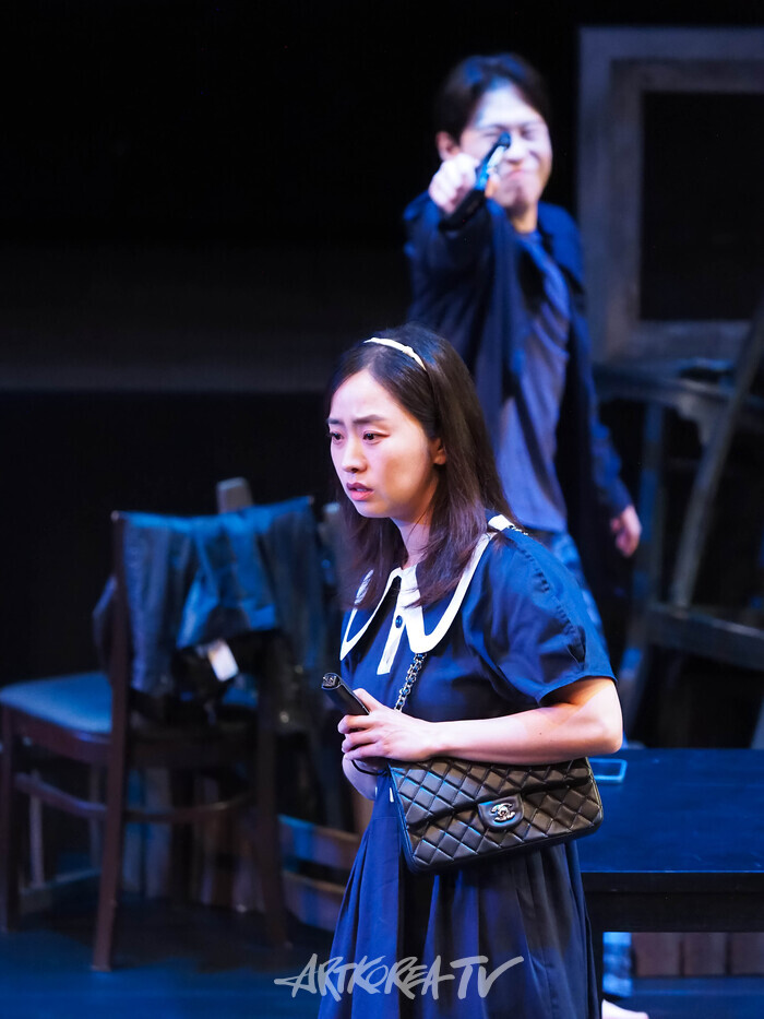 연극 '실종법칙' 프레스콜(민우 역 이형훈, 유영 역 노수산나) 2024.04.16 사진 ⓒ아트코리아방송 이용선 기자​