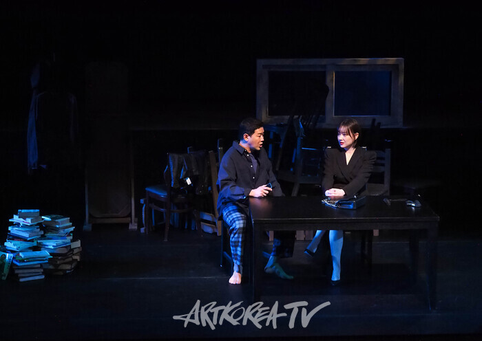 연극 '실종법칙' 프레스콜(민우 역 심완준, 유영 역 금조) 2024.04.16 사진 ⓒ아트코리아방송 이용선 기자​