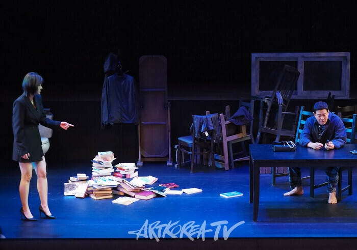 연극 '실종법칙' 프레스콜(민우 역 심완준, 유영 역 금조) 2024.04.16 사진 ⓒ아트코리아방송 이용선 기자​