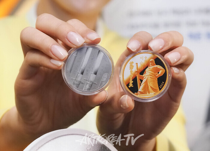 '충무공 이순신' 기념 메달 포토 세션 행사. 2024.04.22 사진  ⓒ아트코리아방송 이용선 기자​