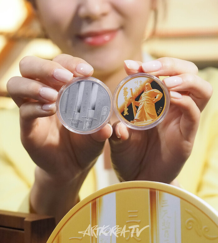 '충무공 이순신' 기념 메달 포토 세션 행사. 2024.04.22 사진 ⓒ아트코리아방송 이용선 기자​