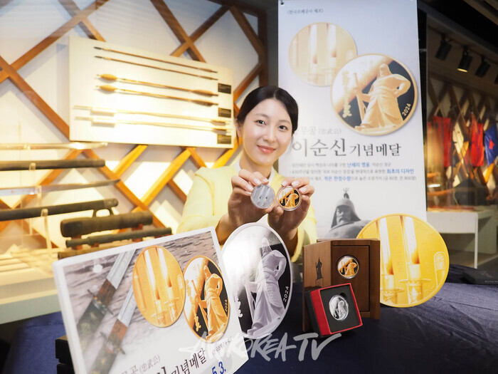 '충무공 이순신' 기념 메달 포토 세션 행사. 2024.04.22 사진 ⓒ아트코리아방송 이용선 기자​