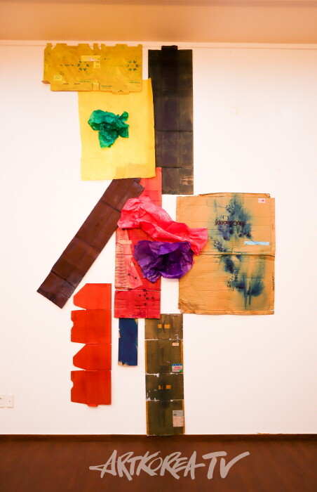 노사카 토모노리(Nosaka Tomonori), Nosaka Tomonori, Crumpled paper, Paper and Cardboard with Acrylic and Dye String, Variable size, 2023