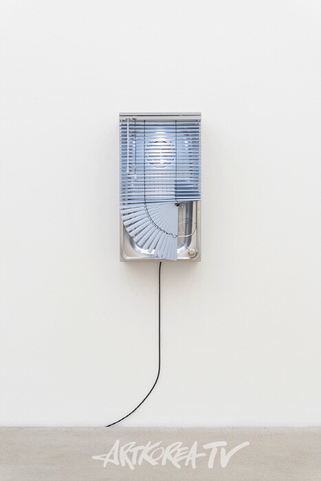 양혜규(b. 1971)〈평창길 열두 물기 – #2 JS27346〉2022Aluminum venetian blind, powder-coated stainless steel frame, stainless steel kitchen sink, dish rack, sink drain cover, soap dispenser, LED downlight, cable, zip ties, terminal strips89 x 48 x 28 cmCourtesy of Kukje Gallery사진: 안천호이미지 제공: 국제갤러리
