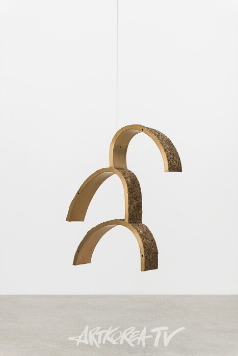 강서경(b. 1977) 〈산 — 아워스 #24-04〉2023-2024Bronze90 × 83 × 15.5 cmCourtesy of the artist and Kukje Gallery사진: 안천호이미지 제공: 국제갤러리