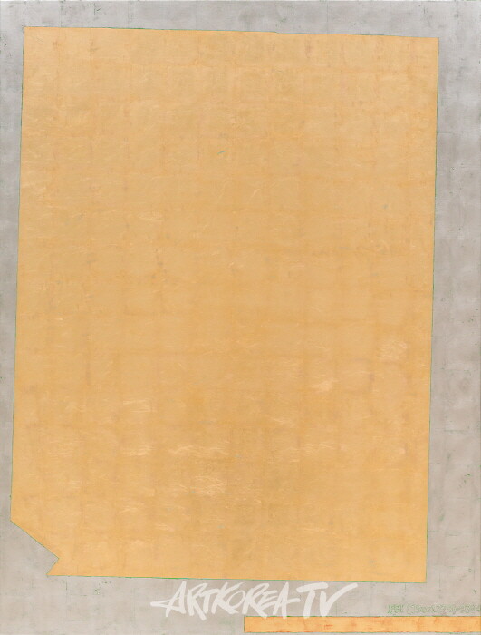 제니 홀저(b. 1950)〈BIT〉2023Platinum and red gold leaf and oil on linen147.3 x 111.8 x 3.8 cmCourtesy of the artist and Kukje Gallery