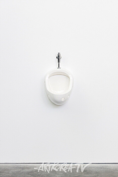 엘름그린 & 드라그셋(b. 1961, b. 1969) 〈Masculinity〉2023Marble, polished stainless steel40 x 27.5 x 32 cmCourtesy of the artists and Kukje Gallery