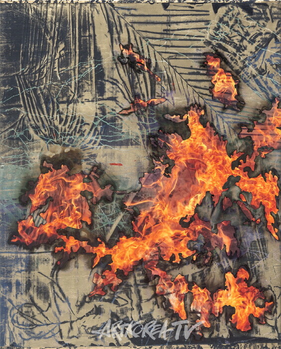 코라크릿 아룬나논차이(b. 1986)〈Untitled〉2023Acrylic polymer on metallic foil on denim on inkjet print on canvas157.5 x 127 cmCourtesy of the artist and Kukje Gallery