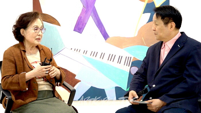 강명순 작가가 김종근 미술평론가의 질문에 답하고 있다.