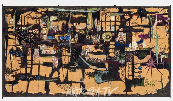 송정인, ‹작품 A›(1965)마대에 염색, 자수, 170×313cm, 작가 소장.