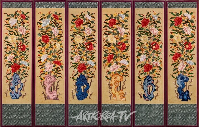 한상수, ‹궁중자수 모란도 병풍›(1978)비단에 자수, 178.5×54cm(×6), 한상수자수박물관 소장.