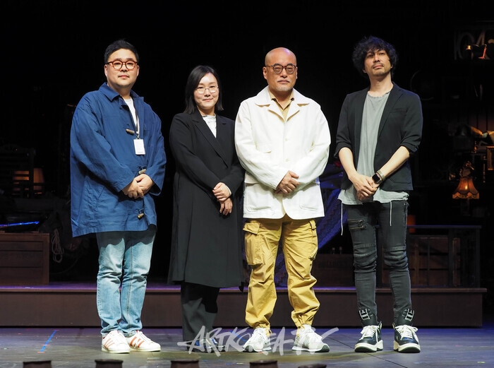 뮤지컬 '벤자민 버튼' 프레스콜(사진 왼쪽부터  퍼펫 작가 문수호, 작곡가 이나오, 연출 조광화, 협력 연출 및 안무가 심새인) 2024.05.16 사진 ⓒ아트코리아방송 이용선 기자​