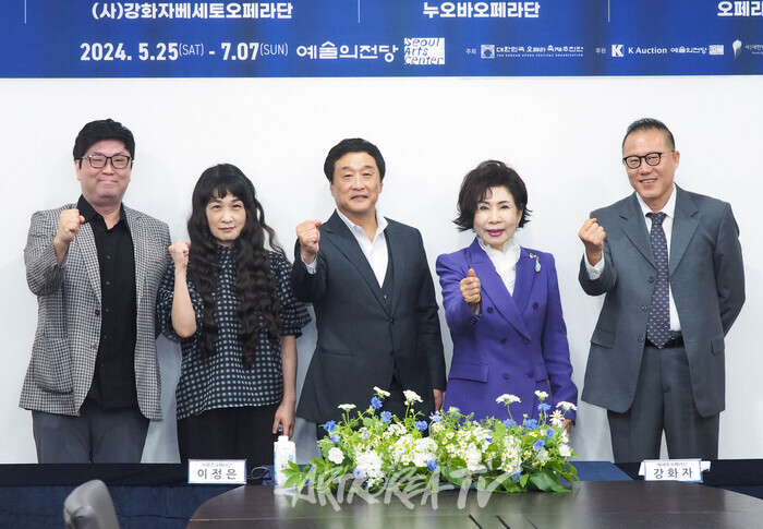 '2024 제15회 대한민국오페라페스티벌' 기자간담회(사진 왼쪽부터 오페라팩토리 예술감독 박경태, (사)더뮤즈오페라단 예술감독 이정은, 대한민국오페라축제추진단 조직위원장이자 노블아트오페라단 예술감독 신선섭, (사)강화자베세토오페라단 예술 총감독 강화자, 누오바오페라단 예술 총감독 강민우) 2024.05.23 사진 ⓒ아트코리아방송 이용선 기자​​