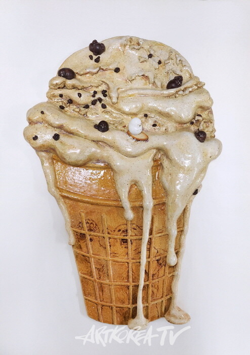 HYEEUN,북쪽의 쿠키앤 크림,51x34.3x5.5cm,ceramic,2024 (1)