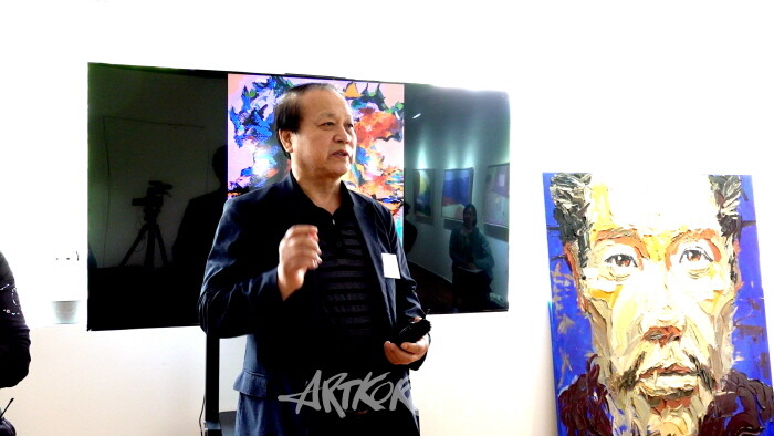 아트코리아청년작가전 특강에서 아트코리아방송 & 아트코리아문화예술협회 김한정 회장이 인사말을 하고 있다.