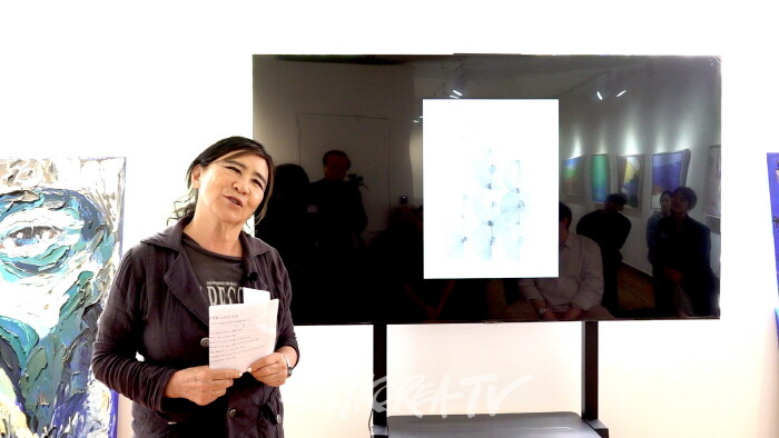 아트코리아청년작가전 특강 2편 '강정희 교수가 특강을 하고 있다.