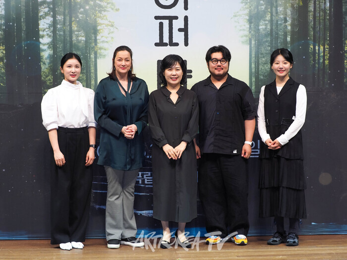 국립창극단 신작 '만신 : 페퍼 샤먼' 기자간담회(사진 왼쪽부터 국립창극단 박경민, 연출 박칼린, 국립창극단 예술감독 겸 단장 유은선, 국립창극단 유태평양(작창보), 국립창극단 김우정) 2024.05.29 사진 ⓒ아트코리아방송 이용선 기자​