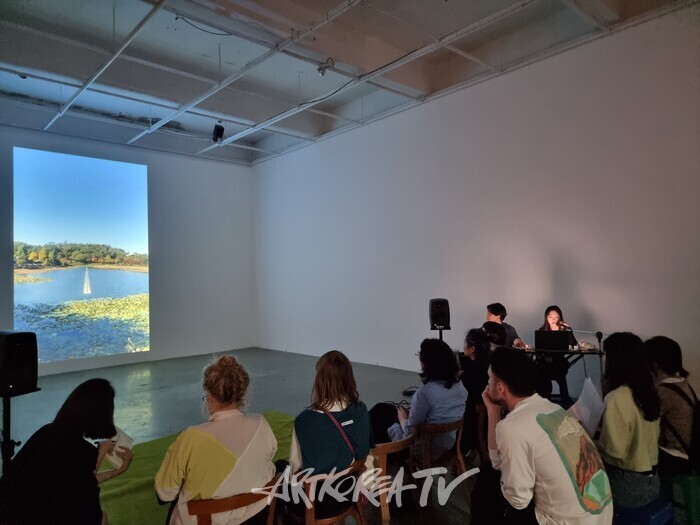 '2024 Dive Into Korean Art: Media Ground' 미디어 아티스트 듀오 방앤리가 해외 미술계 주요 인사에게 작품세계를 설명하고 있다. 제공 (재)예술경영지원센터