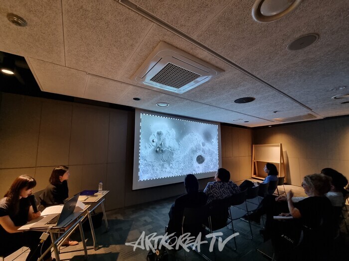 '2024 Dive Into Korean Art: Media Ground'에 참석한 해외 미술계 주요 인사들이 일민미술관에서 박민하 작가의 작품을 살펴보고 있다.제공 (재)예술경영지원센터