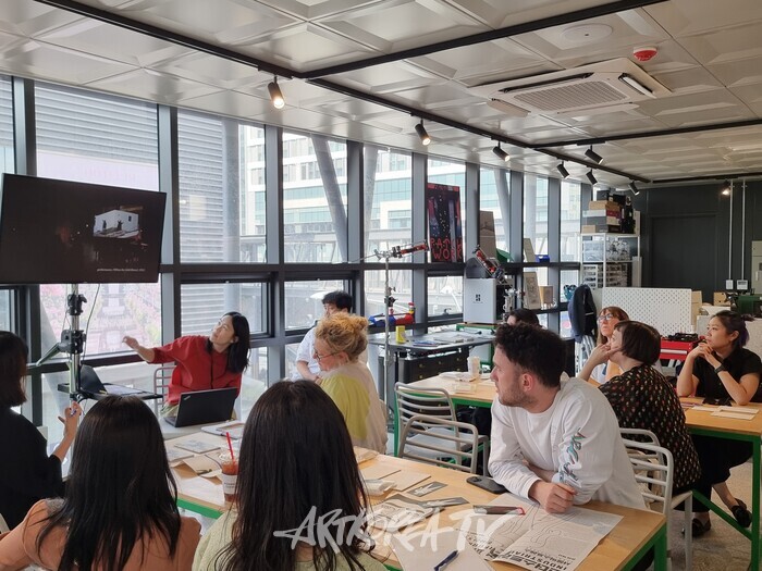 서울익스프레스가 '2024 Dive Into Korean Art: Media Ground'에 참석한 해외 미술계 주요 인사들에게 작품 소개와 제작 배경을 설명하고 있다. 제공 (재)예술경영지원센터