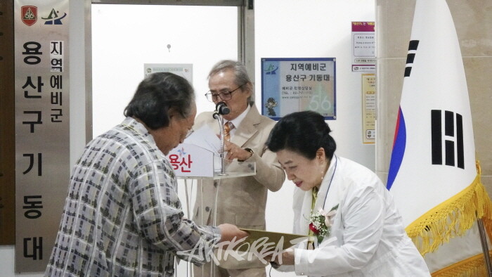 용산 예술인 초대전 '우리시대의 용산의 화가들전'-감사장 수여