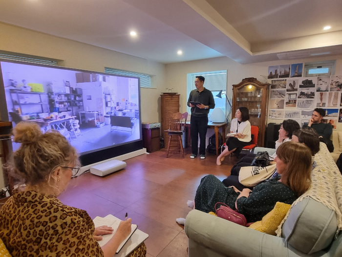 '2024 Dive Into Korean Art: Media Ground' 2일차 30일 서신욱 작가가 해외 미술계 주요 인사에게 프레젠테이션을 진행하고 있다. 제공 (재)예술경영지원센터