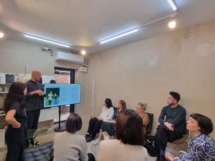 '2024 Dive Into Korean Art: Media Ground' 2일차 30일 해외 미술계 주요 인사들이 김치앤칩스의 작업실을 방문해 작품 과정을 살펴보고 있다. 제공 (재)예술경영지원센터