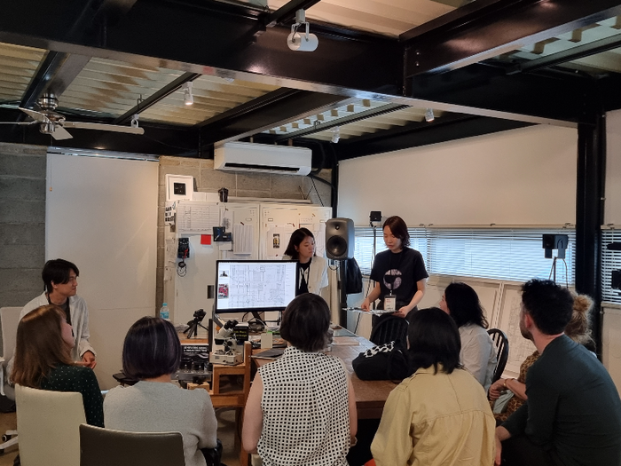 '2024 Dive Into Korean Art: Media Ground' 2일차 30일 해외 미술계 주요 인사들이 그레이코드, 지인의 작업실을 방문해 작품을 살펴보고 있다. 제공 (재)예술경영지원센터