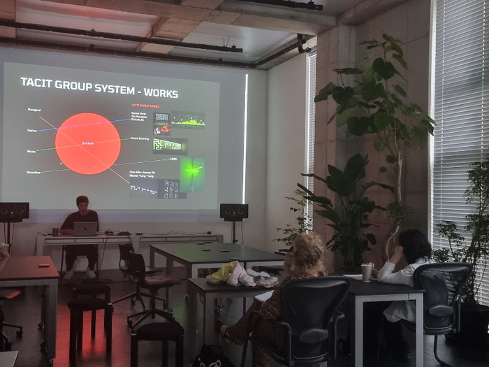 2024 Dive Into Korean Art: Media Ground' 2일차 30일 해외 미술계 주요 인사들이 태싯그룹의 프레젠테이션을 지켜보고 있다. 제공 (재)예술경영지원센터