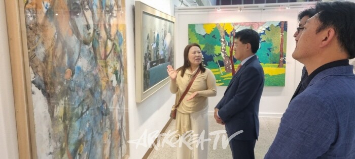 삼성문화재단 (리움미술관)부사장, 대표이사께서 전시장을 방문 송석인 회장의 '귀향'작품과 '회원' 작품 감상