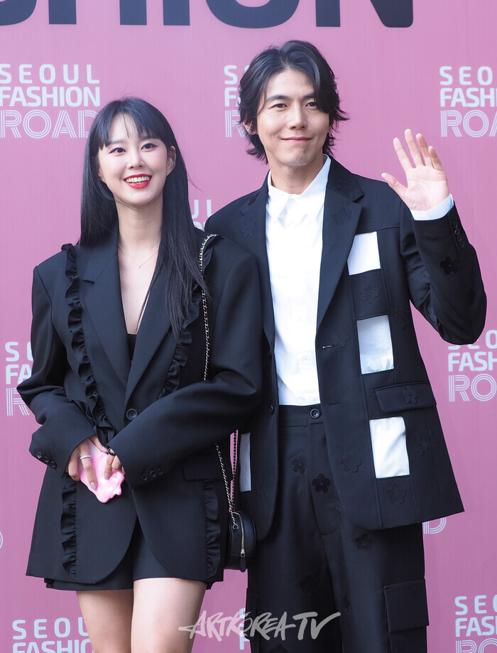 '서울패션로드 2024 at 석촌호수' 포토월 행사(송재희&지소연 부부) 2024.05.31 사진 ⓒ아트코리아방송 이용선  기자