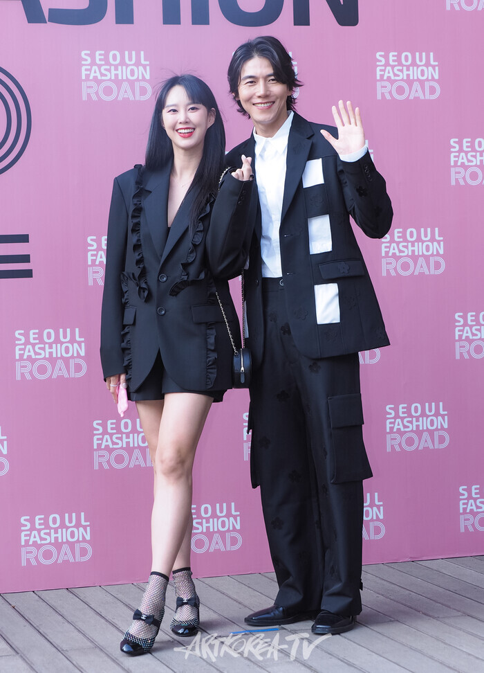 '서울패션로드 2024 at 석촌호수' 포토월 행사(송재희&지소연 부부) 2024.05.31 사진 ⓒ아트코리아방송 이용선 기자