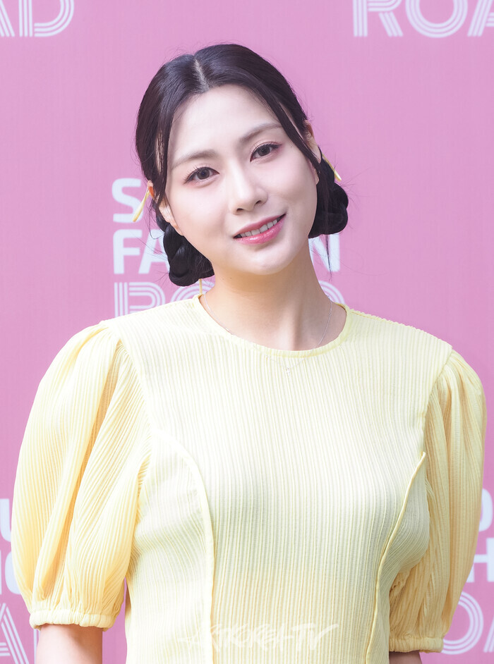 '서울패션로드 2024 at 석촌호수' 포토월 행사(오아영) 2024.05.31 사진 ⓒ아트코리아방송 이용선 기자