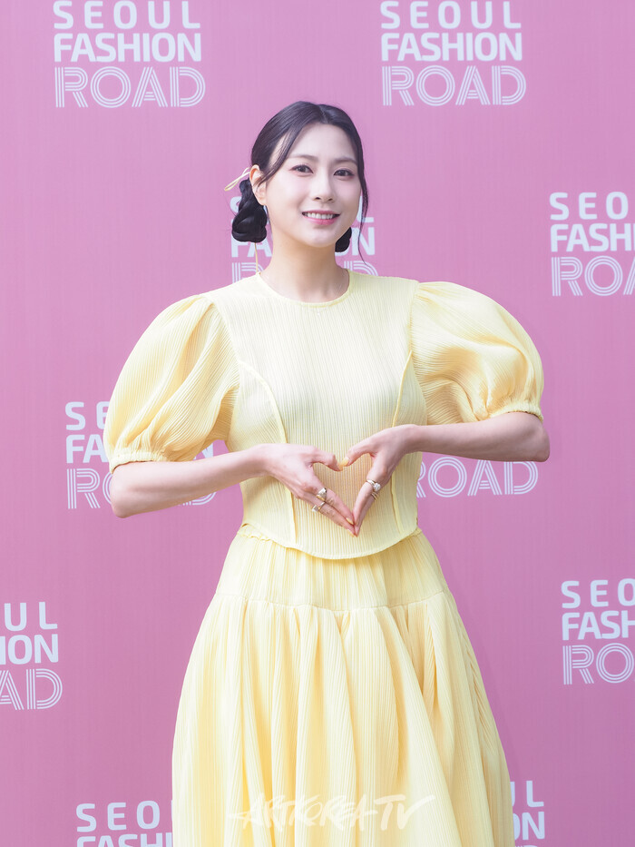 '서울패션로드 2024 at 석촌호수' 포토월 행사(오아영) 2024.05.31 사진 ⓒ아트코리아방송 이용선 기자