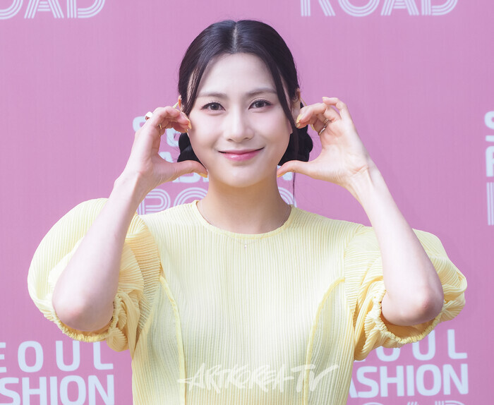 '서울패션로드 2024 at 석촌호수' 포토월 행사(오아영) 2024.05.31 사진 ⓒ아트코리아방송 이용선 기자