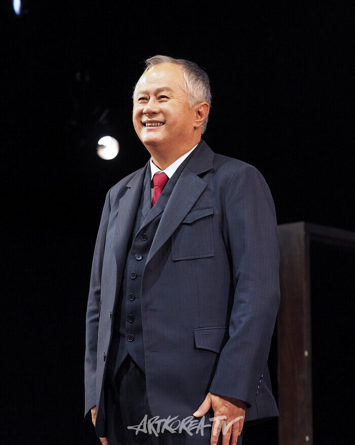 연극 '웃음의 대학' 커튼콜(검열관 역 송승환). 2024.06.02 사진 ⓒ아트코리아방송 이용선 기자​
